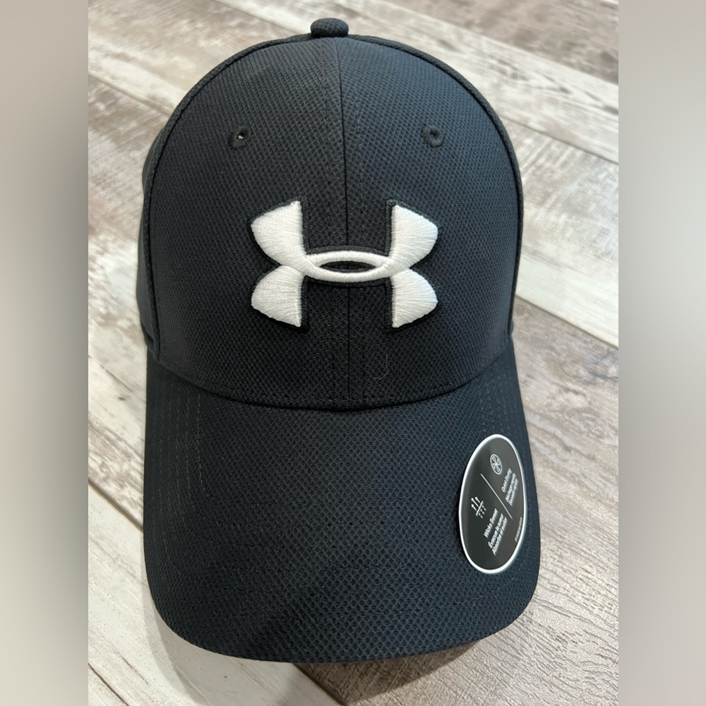Black White Under Armour fitted curved rim baseball hat. Multiple sizes. NWT